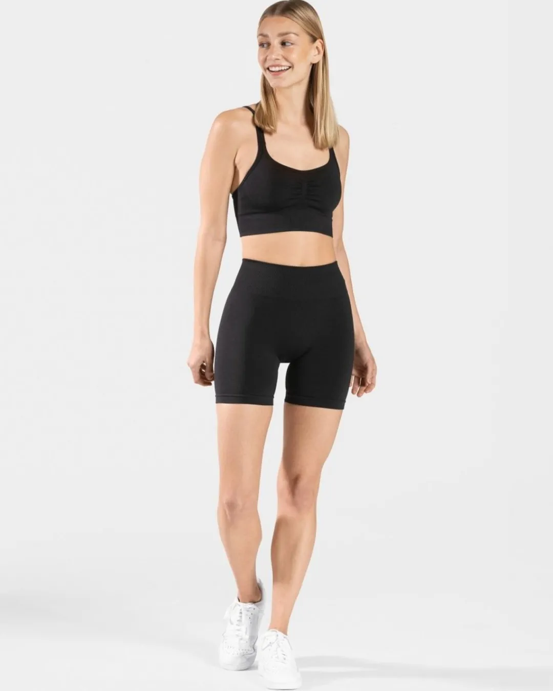 TEVEO Shorts*Timeless Scrunch Short "Schwarz"
